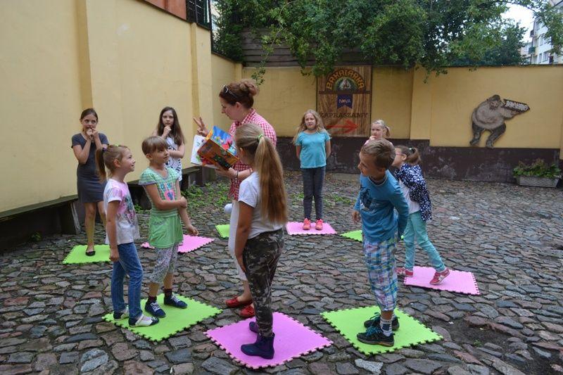 Zdj. nr. 1.  Zajęcia w bibliotece Kochasz dzieci - segreguj śmieci