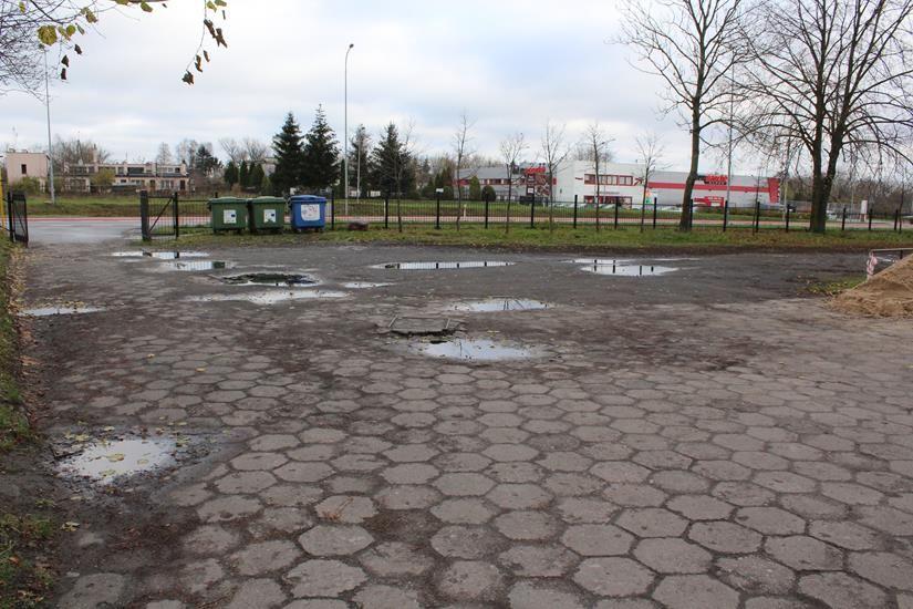 Nowe ogrodzenie i parking przy „Trójce”