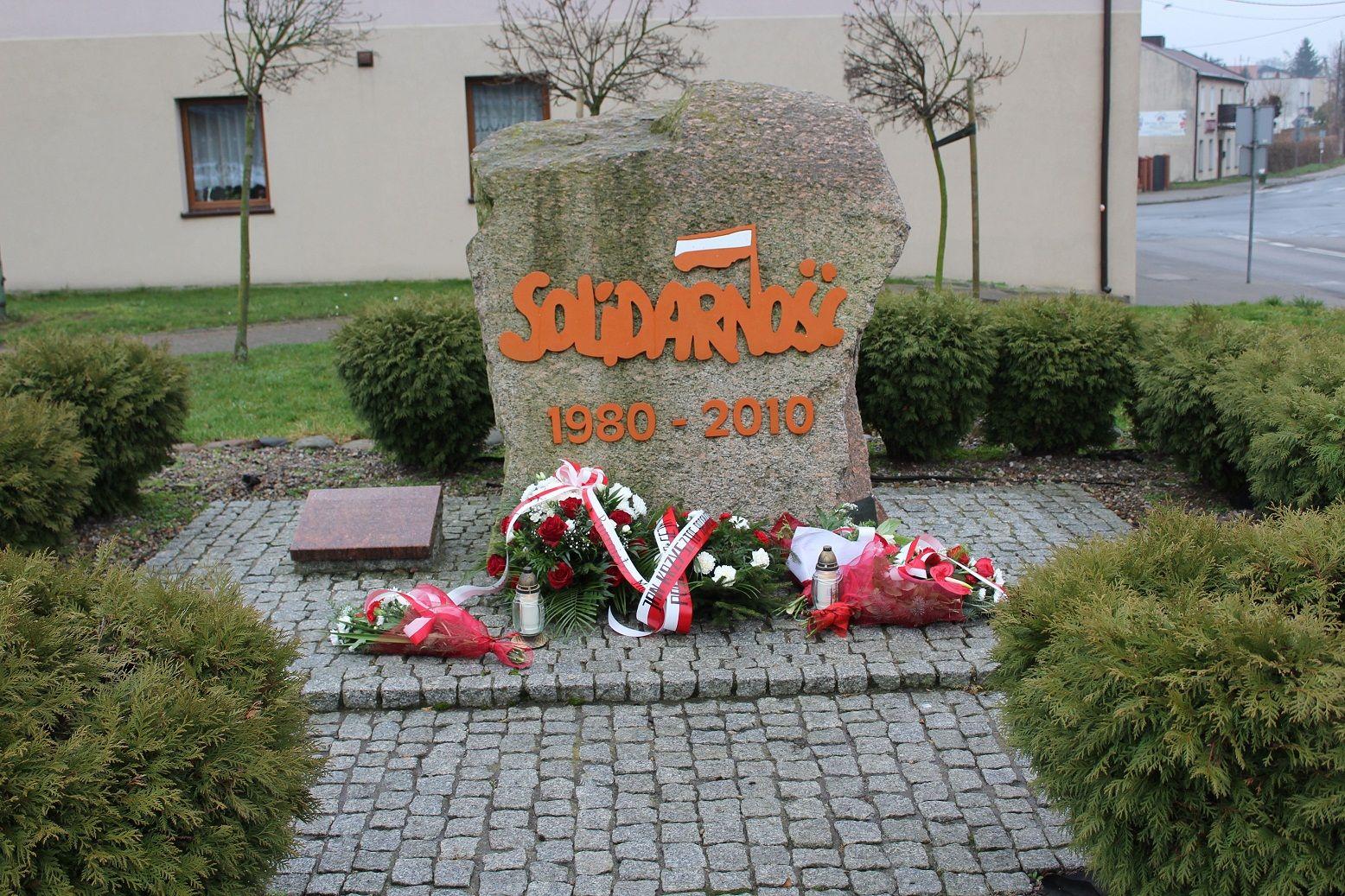 Złożone przez delegacje wiązanki pod Obeliskiem Solidarności - kliknięcie spowoduje powiększenie