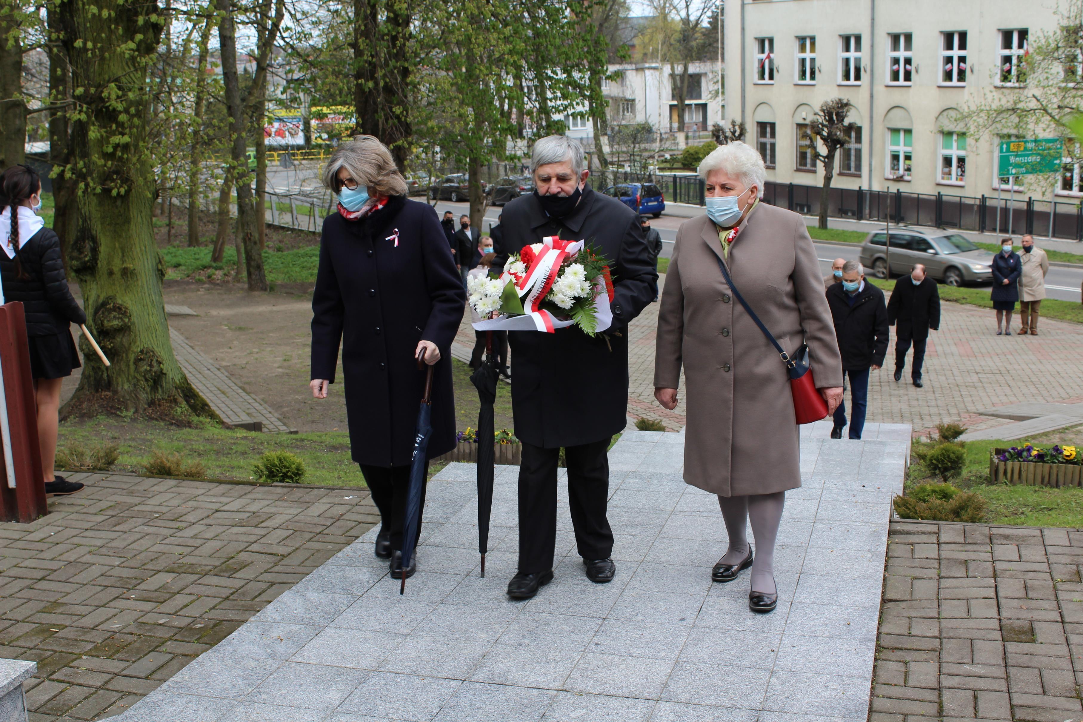Złożenie okolicznościowych wiązanek pod Pomnikiem Niepodległości - kliknięcie spowoduje powiększenie obrazka