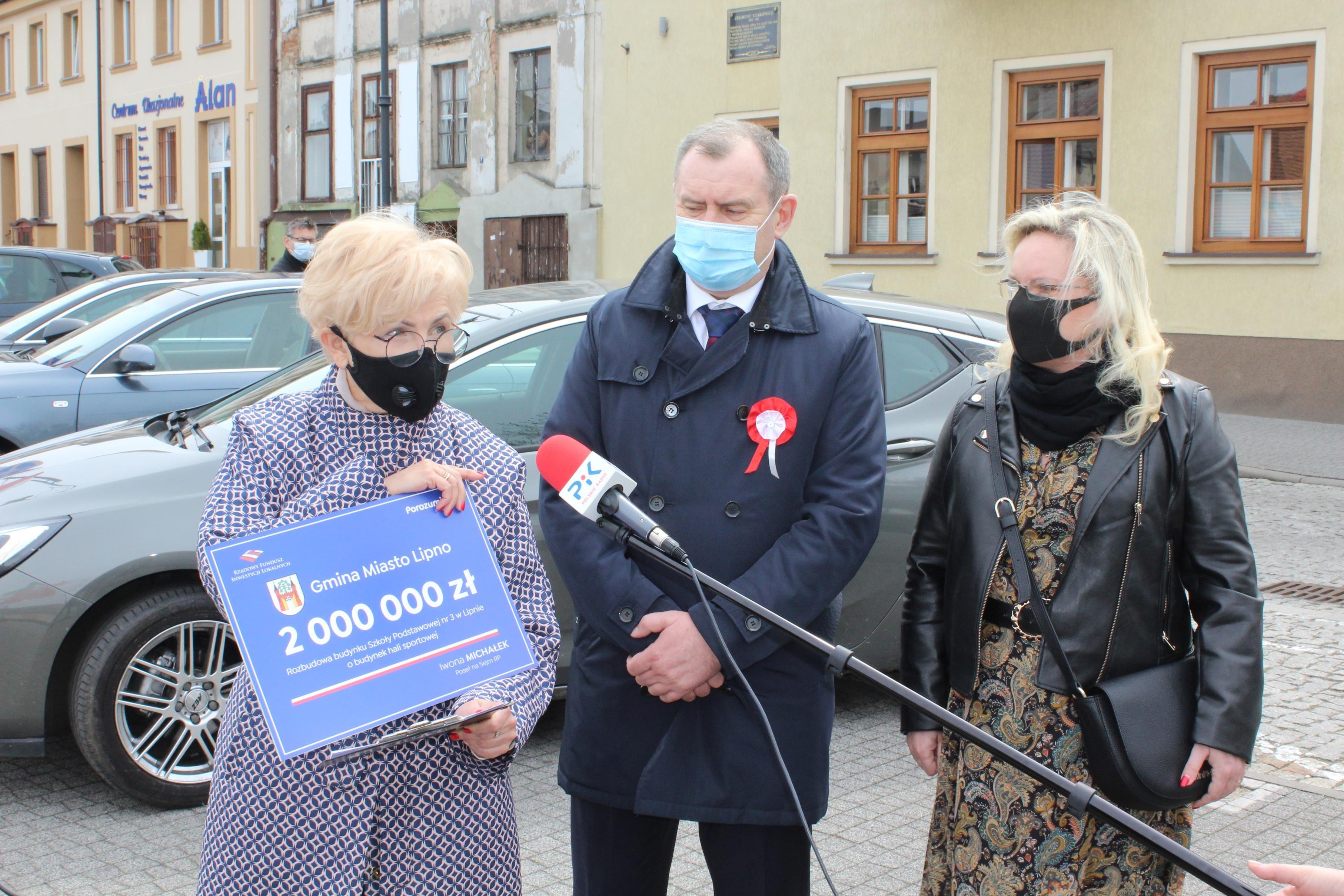 Briefing prasowy przed lipnowskim ratuszem - 4 maja 2021 r. - kliknięcie spowoduje powiększenie obrazka
