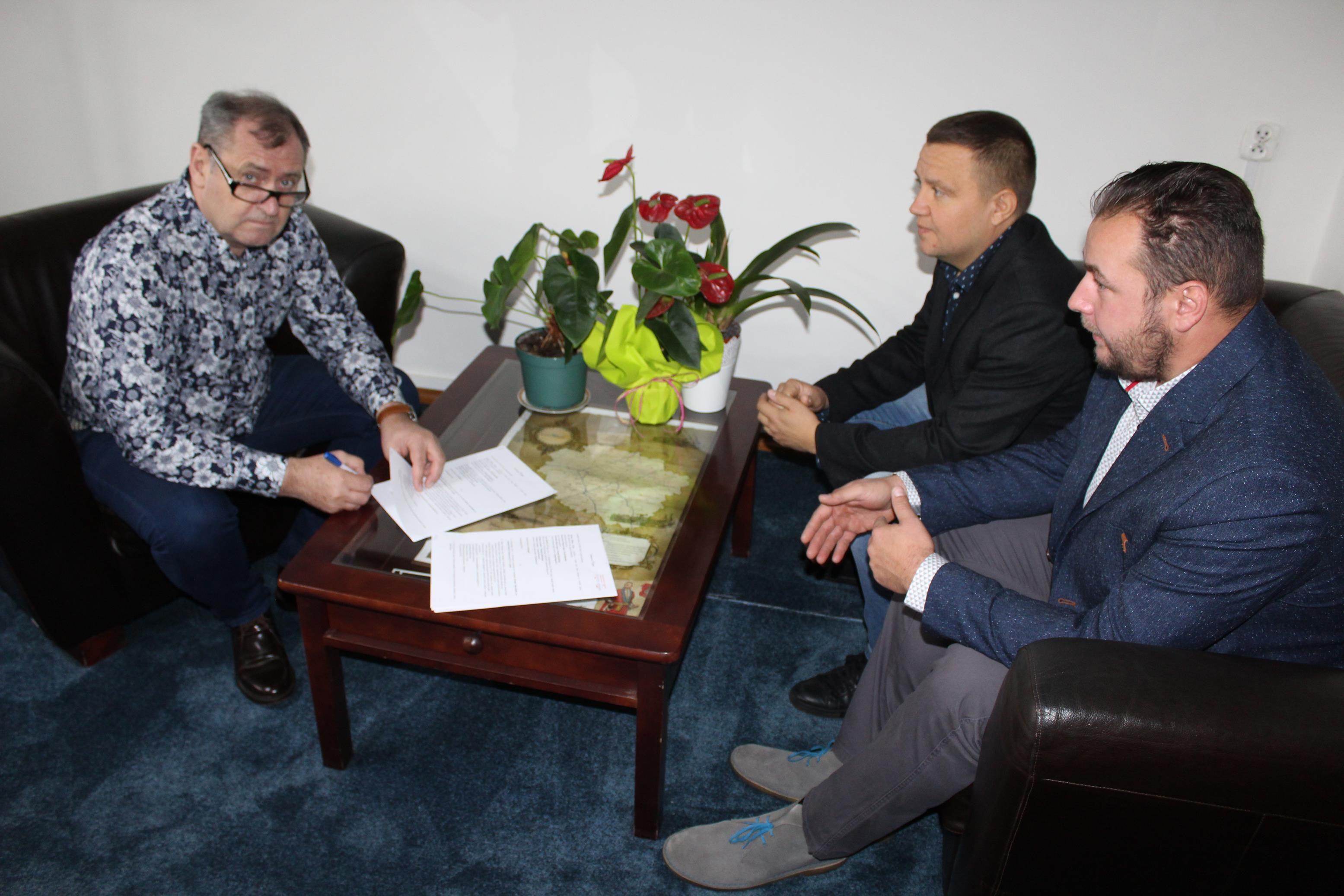 Podpisanie umowy na montaż fotowoltaiki (SP nr 5) - 18 października 2021 r.