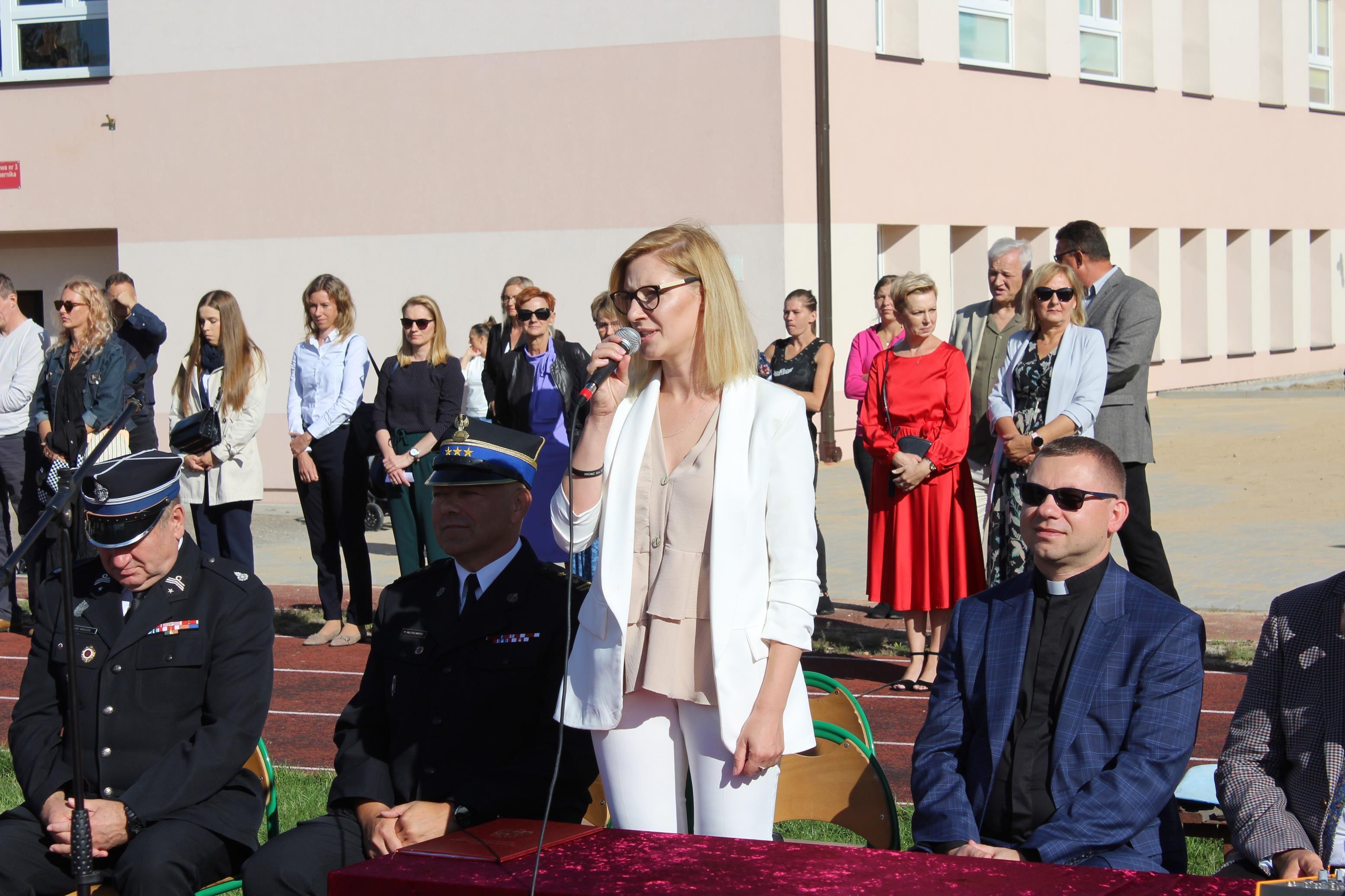 Zdj. nr. 21. Rozpoczęcie roku szkolnego (SP nr 3) - 1.09.2022 r.
