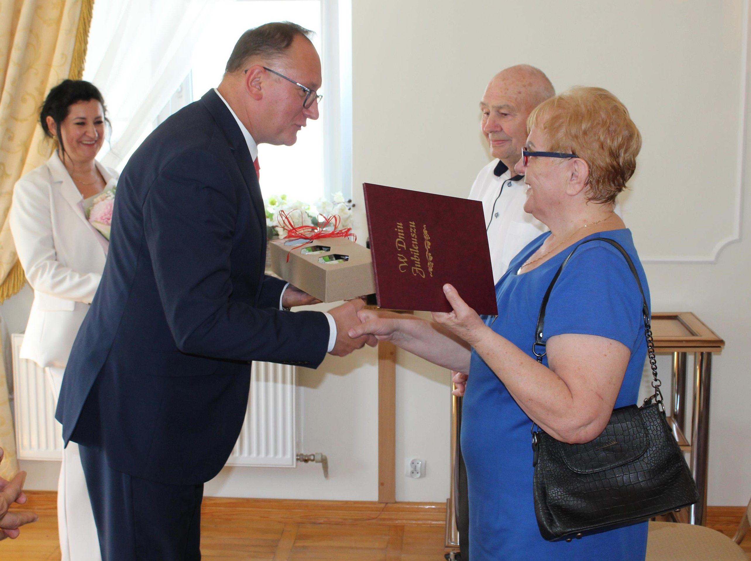 Zdj. nr. 5. Diamentowe i Złote Gody lipnowskich par - 28 sierpnia 2025 r.