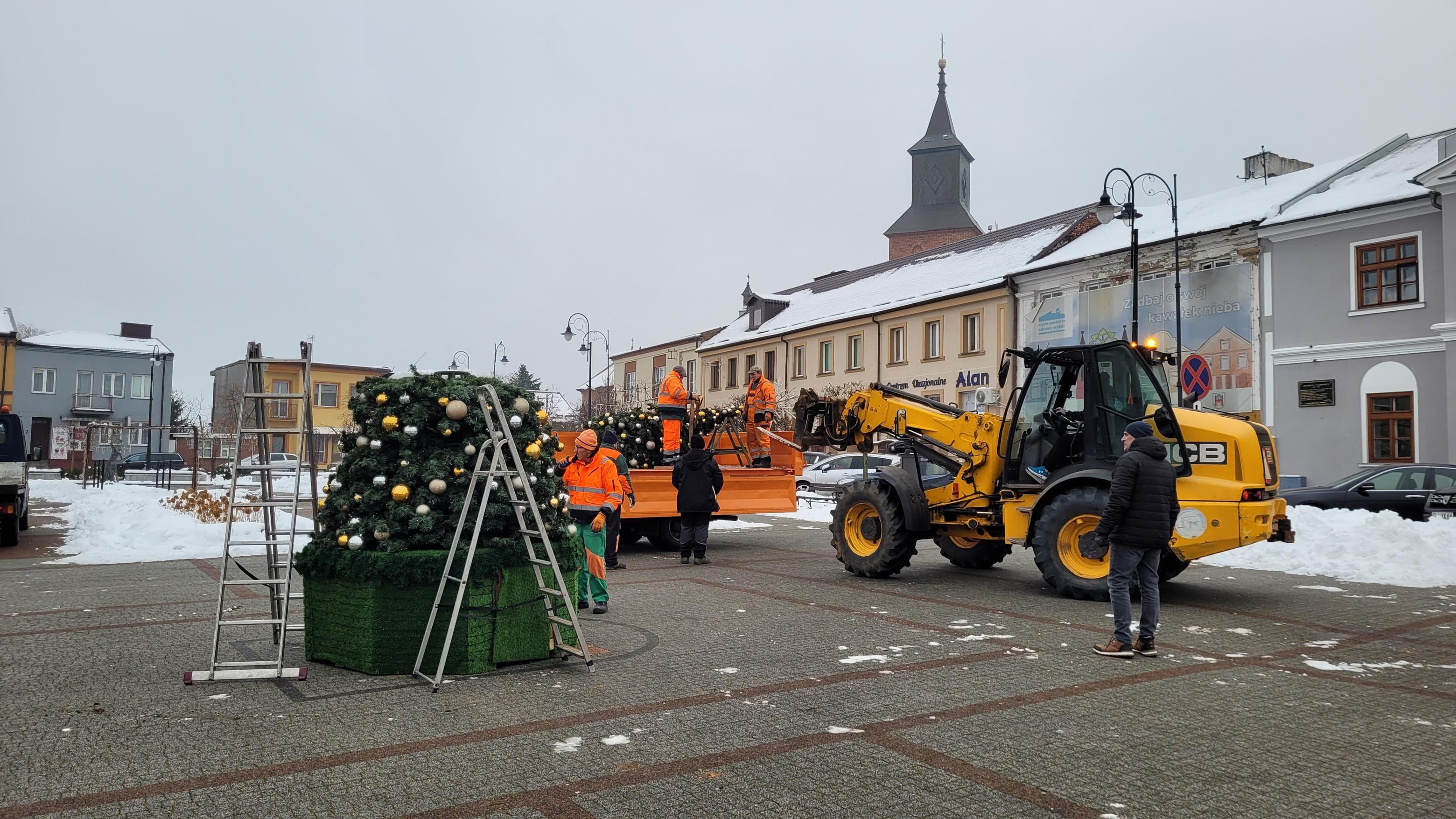 Zdj. nr. 5. Choinka na Placu Dekerta - 2 grudnia 2025 r.
